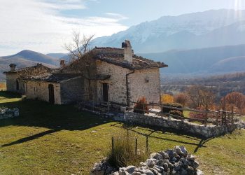 Pagliare di Tione degli Abruzzi, in cammino nel piccolo villaggio fuori dal tempo