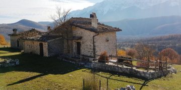 Pagliare di Tione degli Abruzzi, in cammino nel piccolo villaggio fuori dal tempo