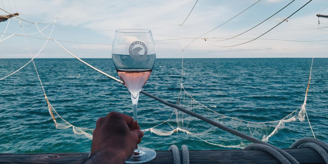 Trabocco Spumante d’Abruzzo DOC, ad Ortona si brinda alle bollicine con il mare dentro