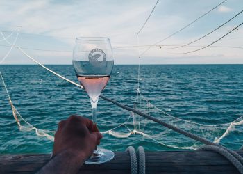 Trabocco Spumante d’Abruzzo DOC, ad Ortona si brinda alle bollicine con il mare dentro