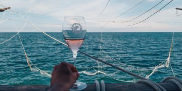 Trabocco Spumante d’Abruzzo DOC, ad Ortona si brinda alle bollicine con il mare dentro
