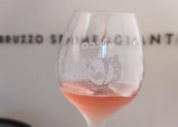 In alto i calici, a Natale si brinda con gli spumanti d’Abruzzo