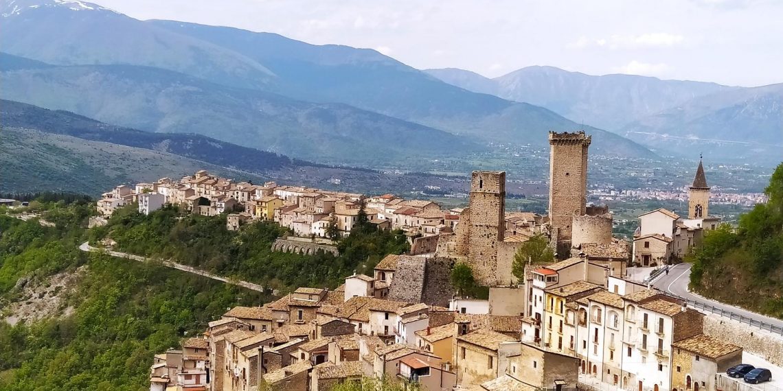 Pacentro, al via la settimana del libro tra le vie del borgo con il giornalista Andrea Mattei
