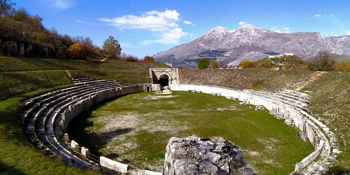 Scenari d’Arte 2025, passeggiate teatrali e spettacoli itineranti tra le meraviglie della Marsica