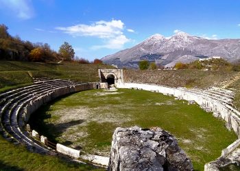 Scenari d’Arte 2025, passeggiate teatrali e spettacoli itineranti tra le meraviglie della Marsica