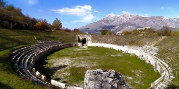 Scenari d’Arte 2025, passeggiate teatrali e spettacoli itineranti tra le meraviglie della Marsica