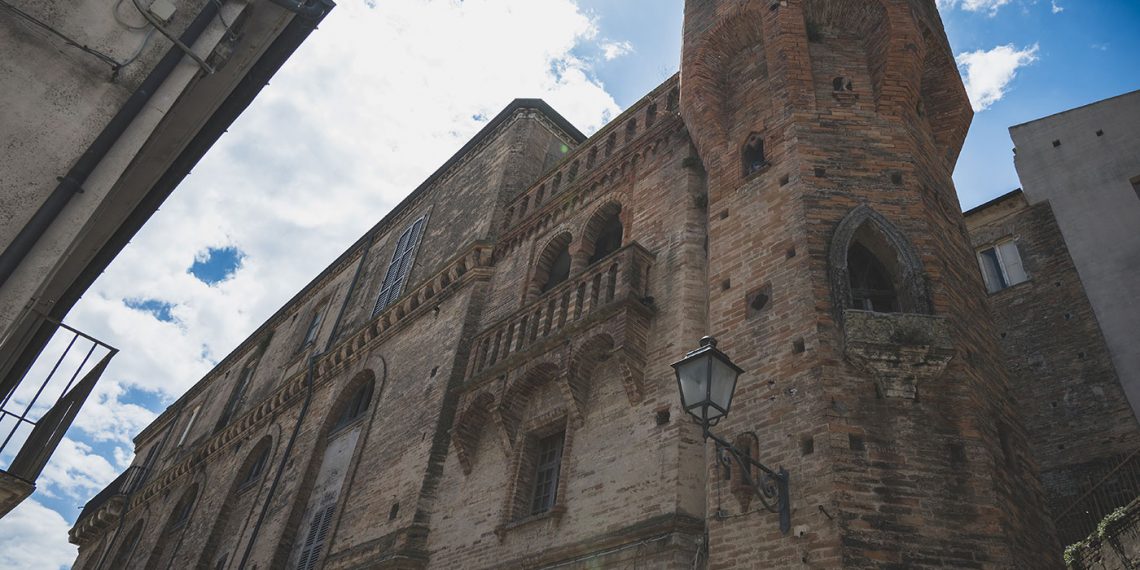 Loreto Aprutino, al Castelletto Amorotti la «Favola della torre» di Nicola Baratto