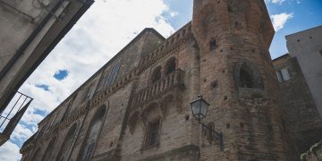 Loreto Aprutino, al Castelletto Amorotti la «Favola della torre» di Nicola Baratto