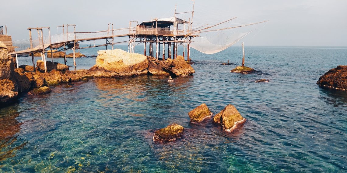 Vent’anni di accoglienza al Trabocco Punta Tufano, tra storie di mare, agrumi e balene emerse dagli abissi