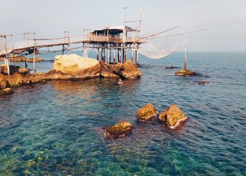 Vent’anni di accoglienza al Trabocco Punta Tufano, tra storie di mare, agrumi e balene emerse dagli abissi