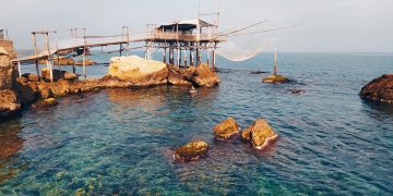 Vent’anni di accoglienza al Trabocco Punta Tufano, tra storie di mare, agrumi e balene emerse dagli abissi